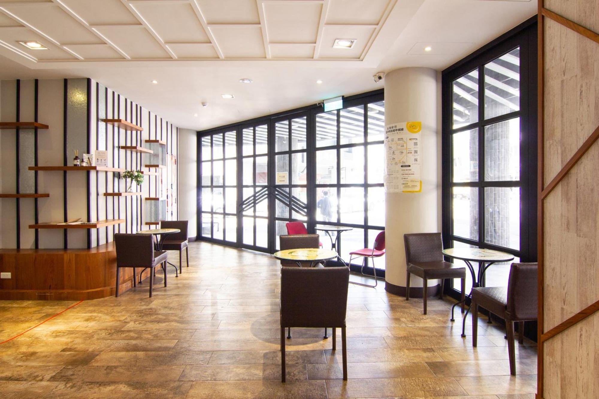 Check Inn Taichung Ziyou Exteriér fotografie